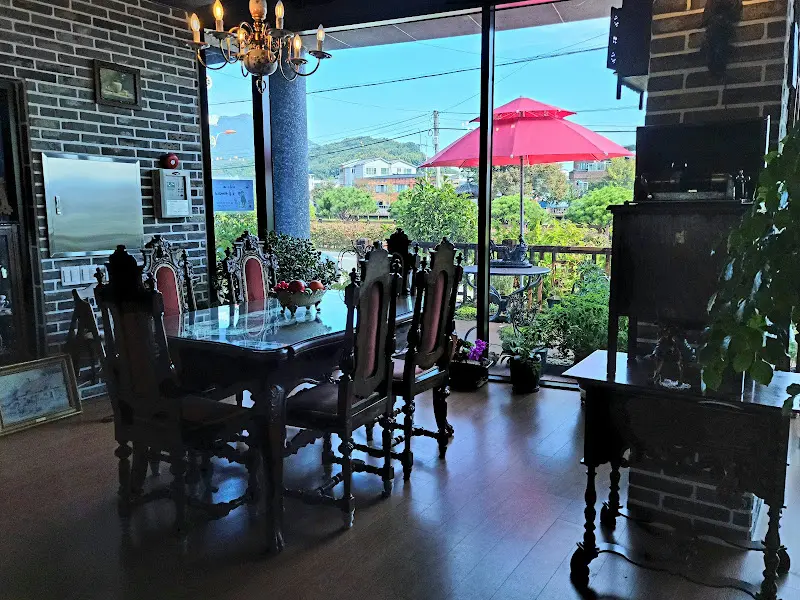 디마네 커피 로스터스 내부 좌석