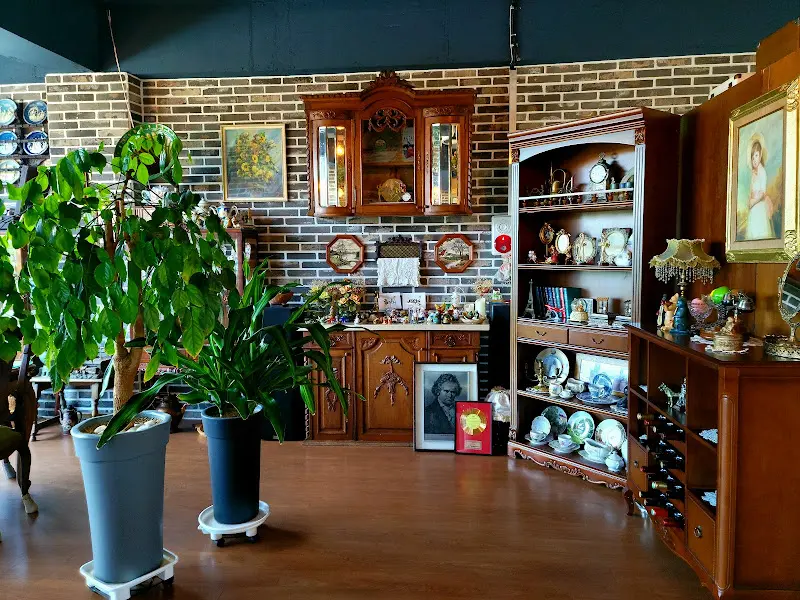 디마네 커피 로스터스 내부 장식장