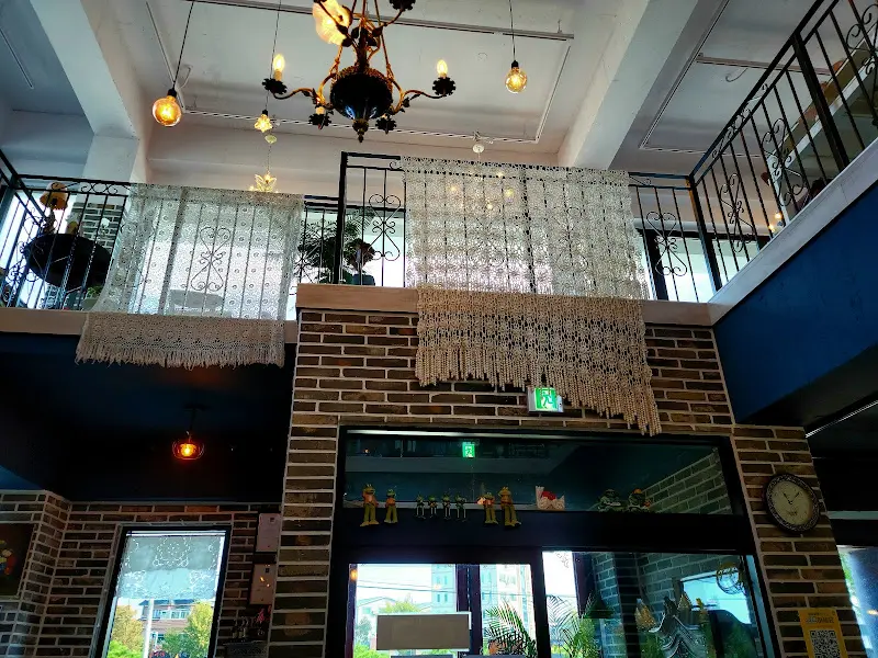 디마네 커피 로스터스 2층