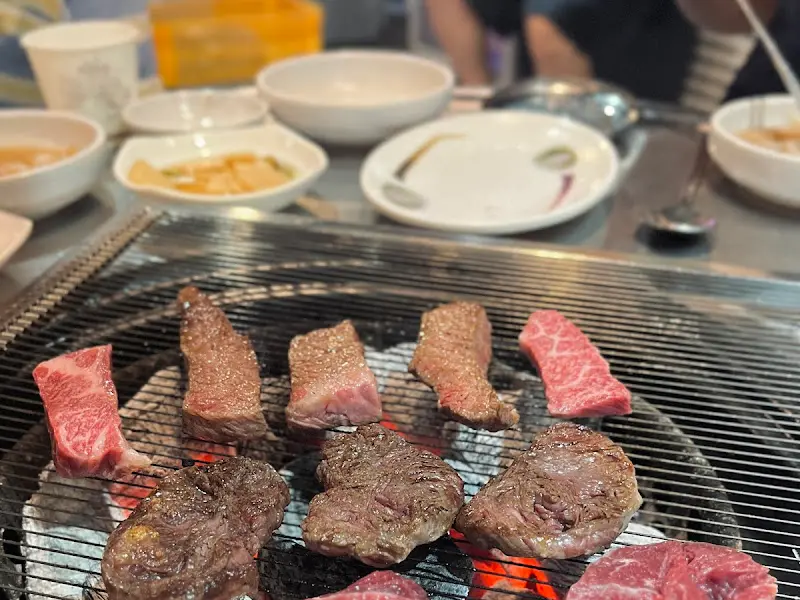 숯불 위에서 익어가는 꽃등심