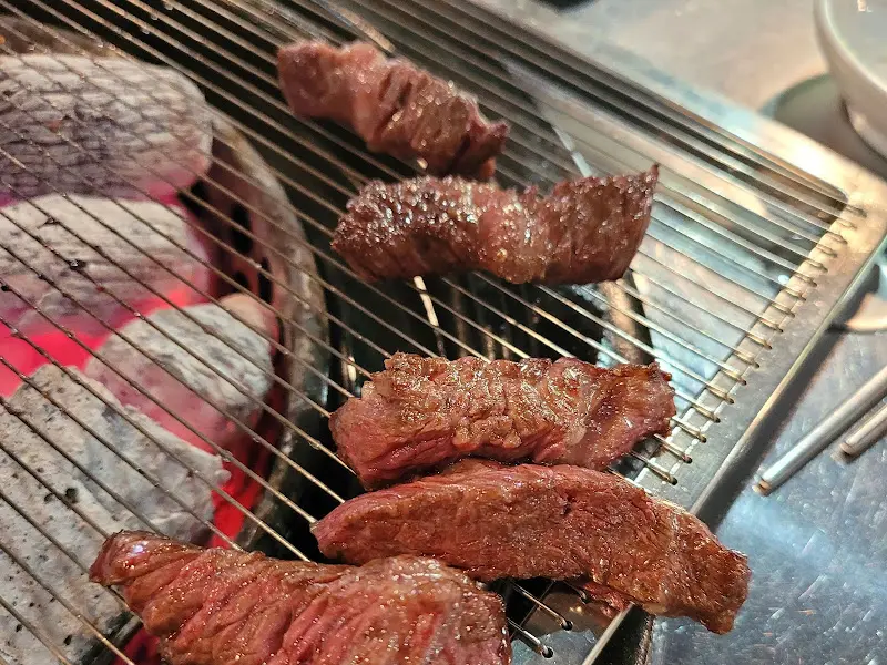 숯불 위에서 맛있게 익어가는 소고기