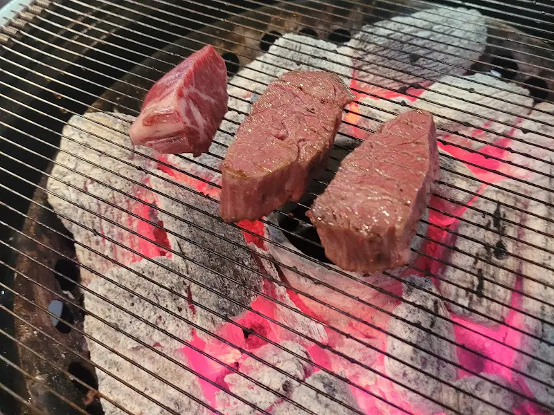 숯불 화력에 구워지는 한우