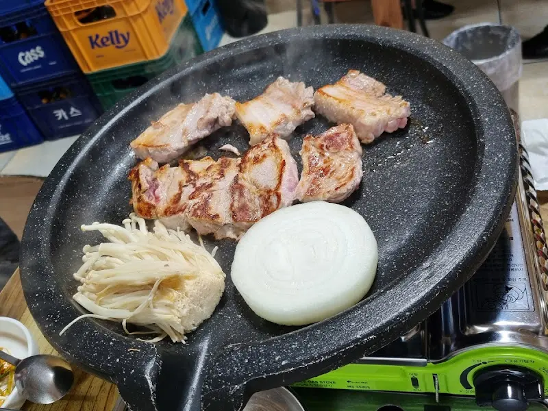 불판 위의 삼겹살과 버섯, 양파