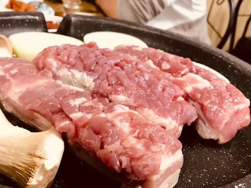 구워지기 전 삼겹살