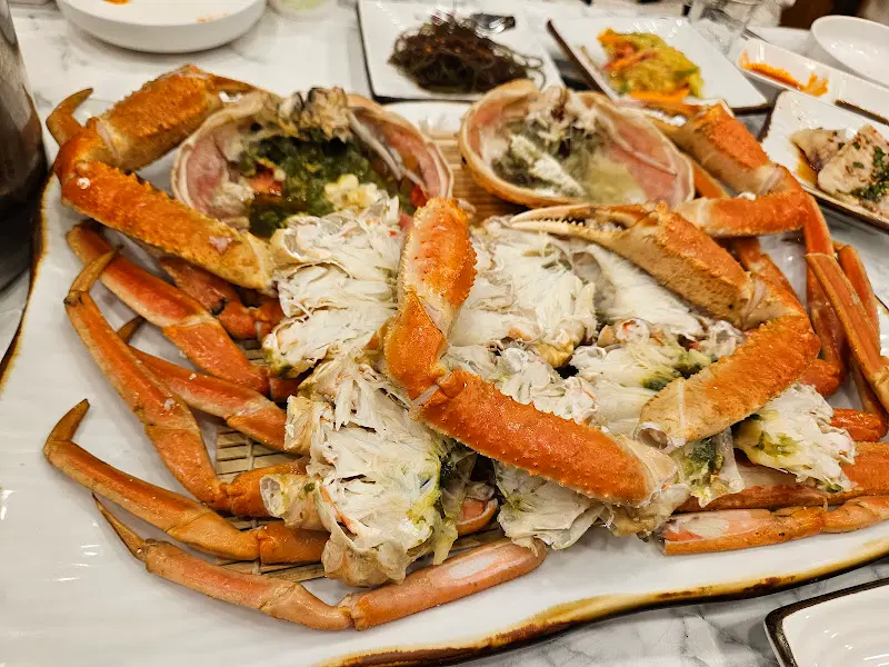 탐스러운 대게 한 상 차림