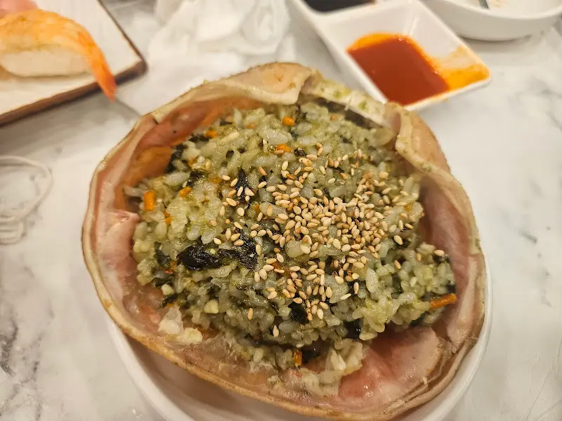 고소한 풍미가 일품인 대게 껍데기 볶음밥