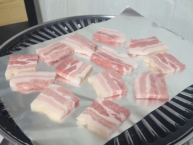 불판 위의 냉동 삼겹살