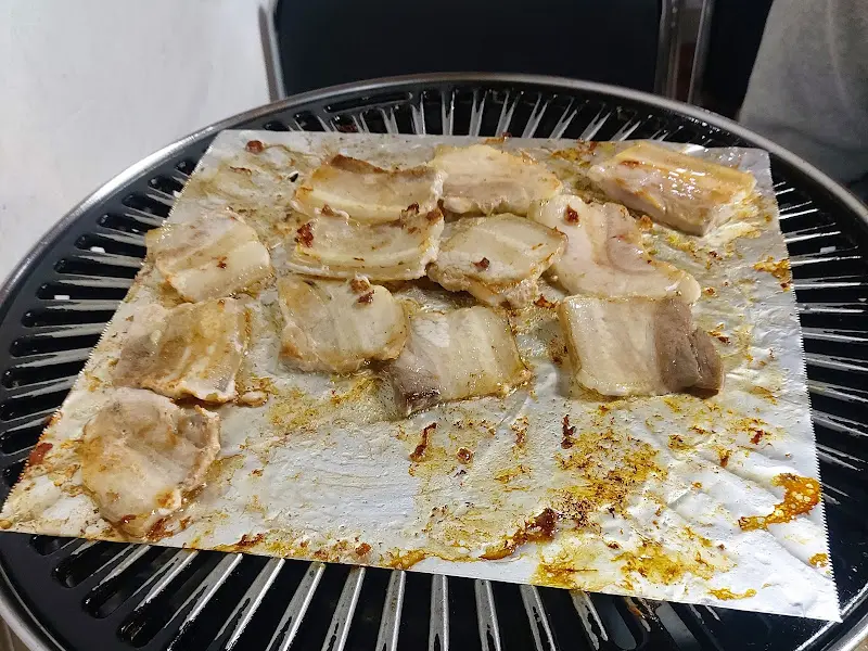 불판 위의 냉동 삼겹살