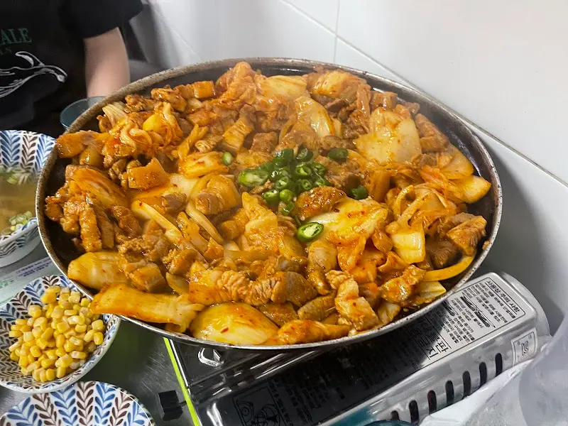 정통집 돼지김치구이 전체샷