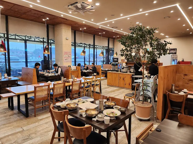 넓은 식당 내부