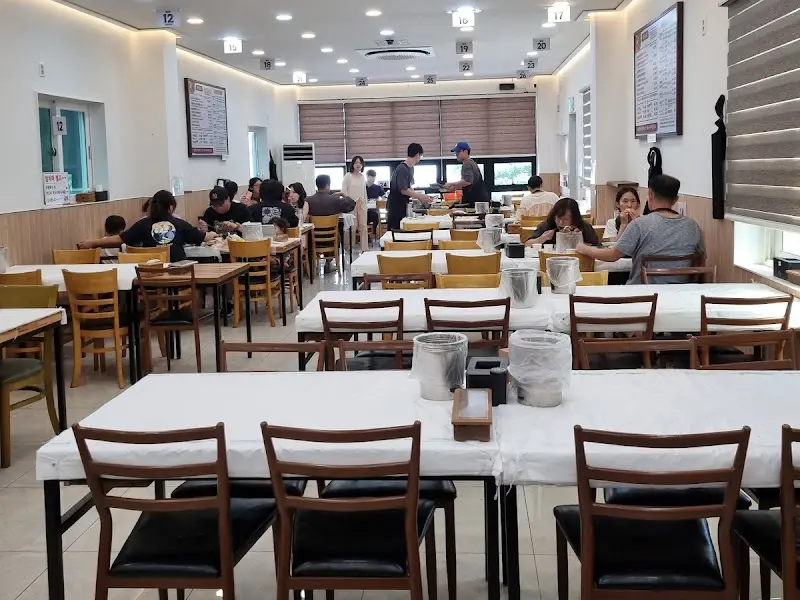 넓고 깔끔한 식당 내부