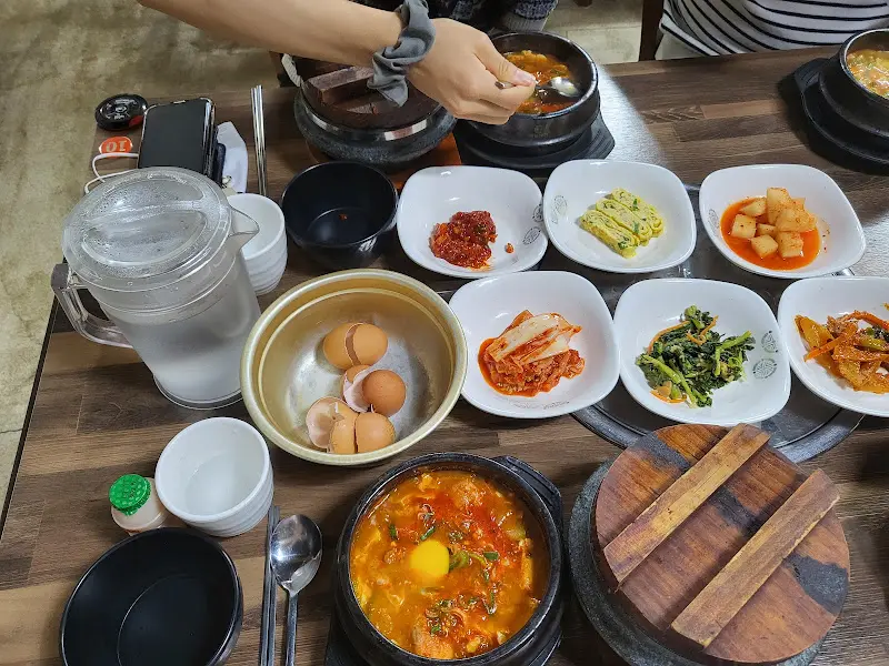 해물순두부찌개와 밑반찬