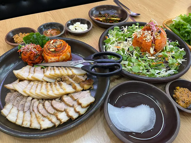 윤기가 흐르는 보쌈과 새싹 쟁반국수, 다채로운 곁들임 찬이 담긴 정광석 항아리보쌈의 짝꿍 세트