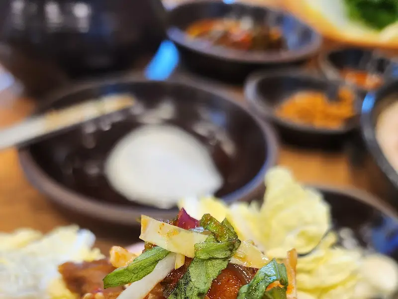 보쌈과 함께 다양한 곁들임 찬