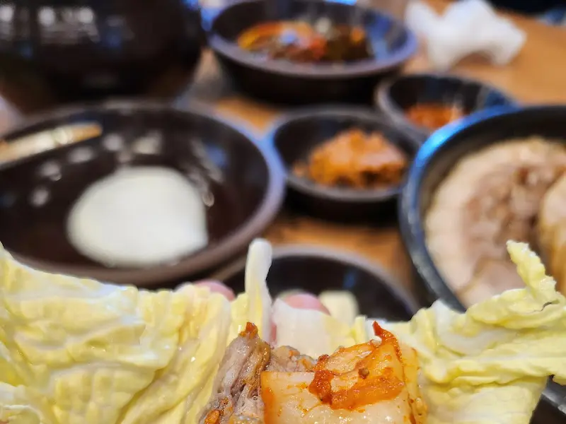 보쌈과 곁들임 찬 근접 촬영