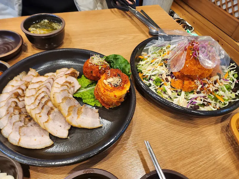 보쌈과 새싹 쟁반국수