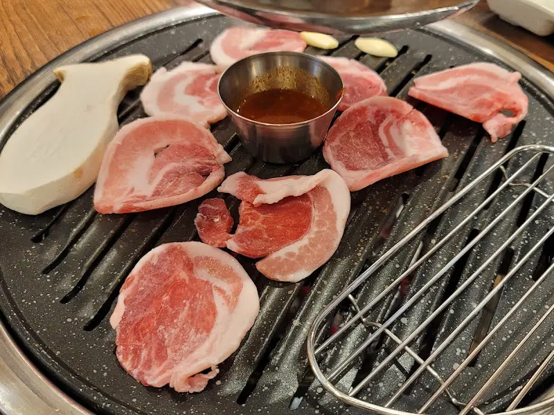 불판 위에 올려진 고기