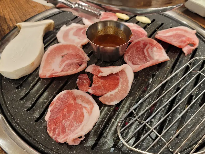 노릇노릇하게 구워진 돼지고기