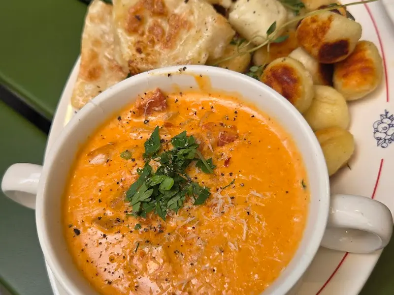 크림소스 뇨끼와 구운 빵