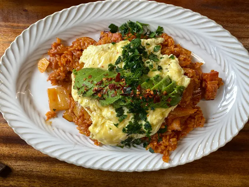 아보카도와 계란이 올려진 김치볶음밥