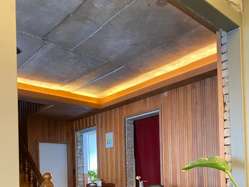 따뜻한 조명이 비추는 실내