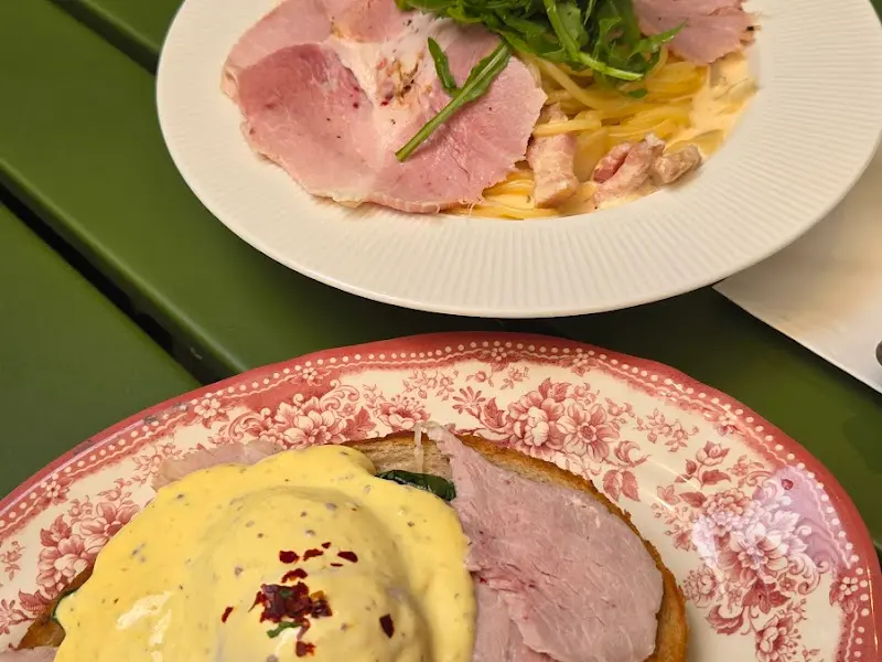 에그 베네딕트와 햄이 올라간 파스타