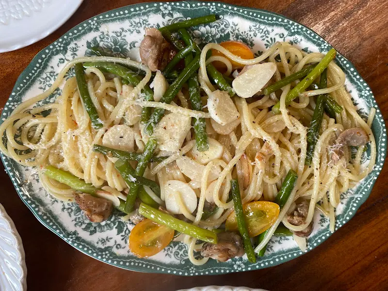 다양한 채소가 들어간 오일 파스타