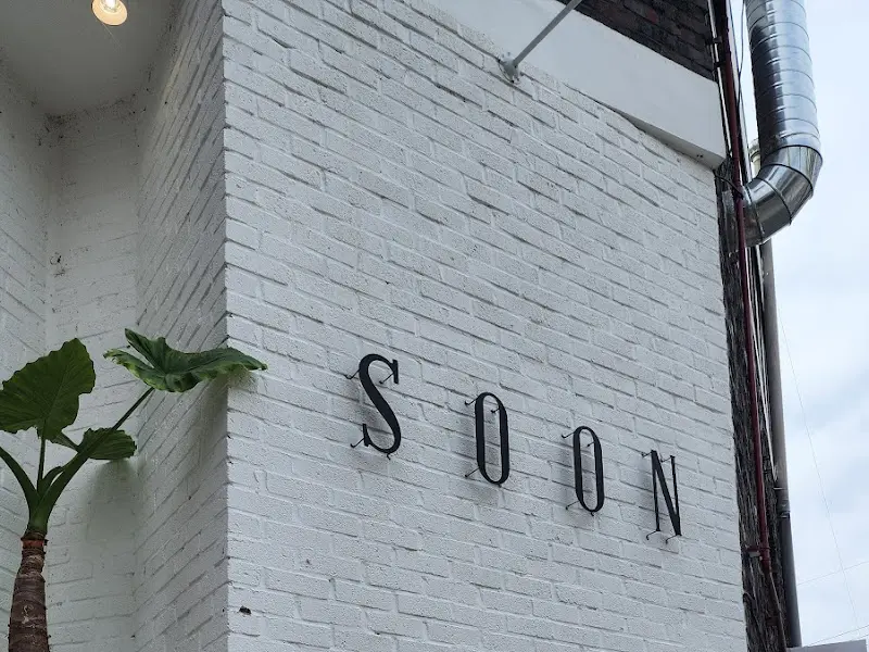 건물 외벽에 붙어있는 'SOON' 간판