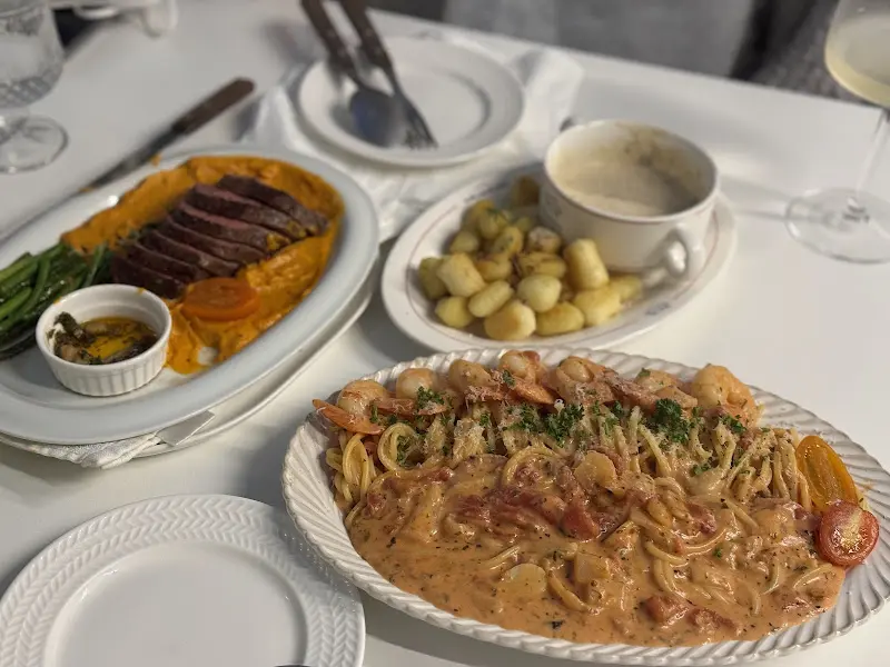 스테이크, 뇨끼, 파스타가 함께 차려진 테이블