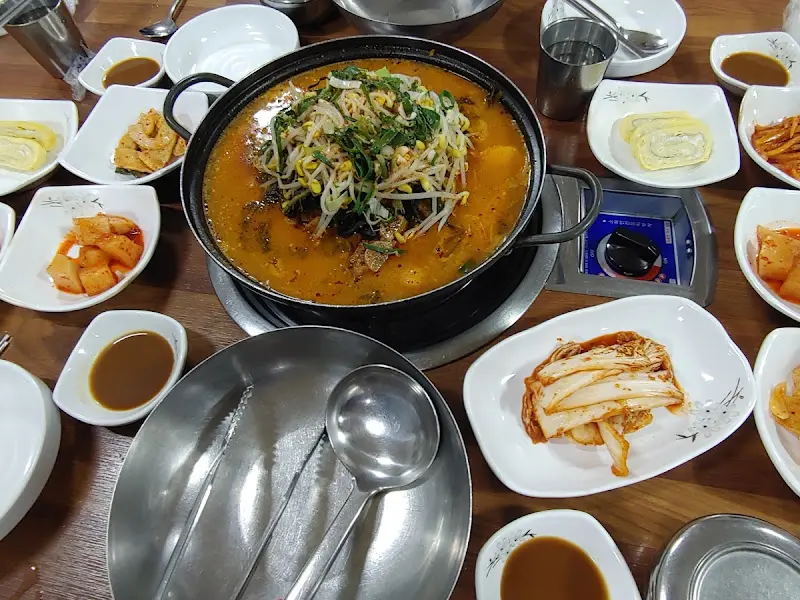 푸짐한 뼈해장국 한 상 차림