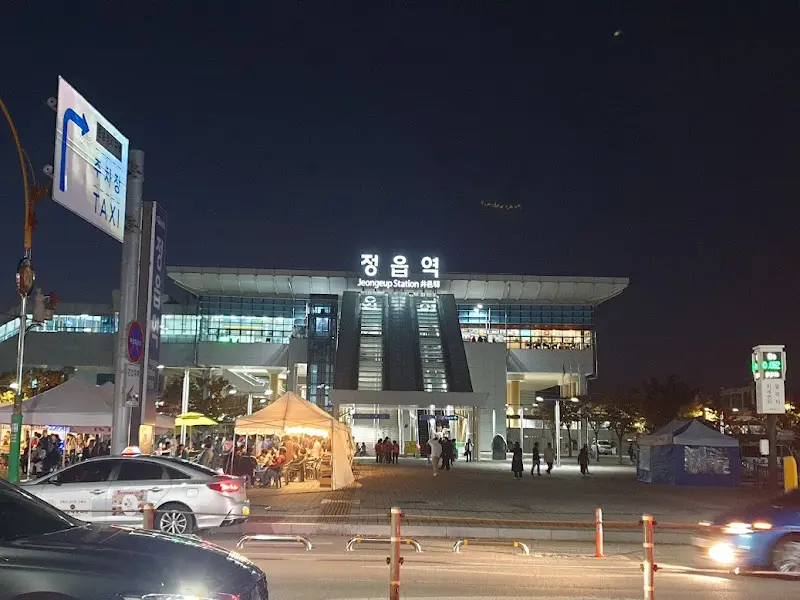 밤의 정읍역 전경