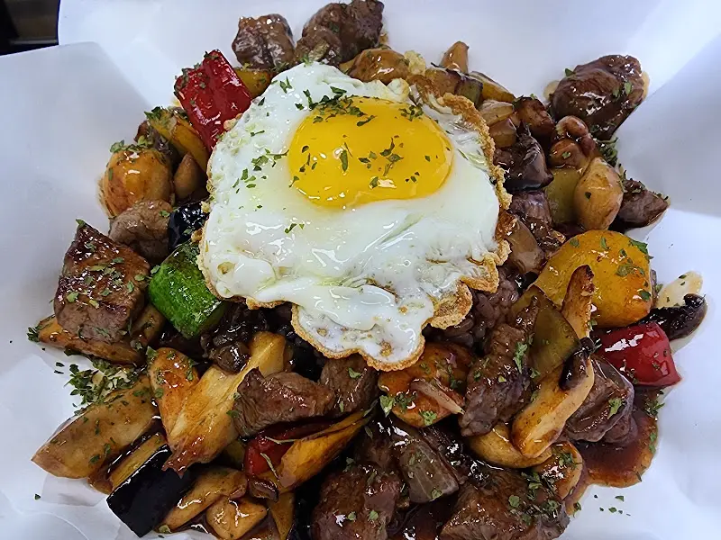 찹스테이크 덮밥 근접샷