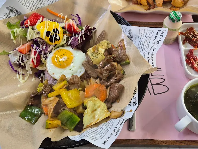 찹스테이크 덮밥 전체샷