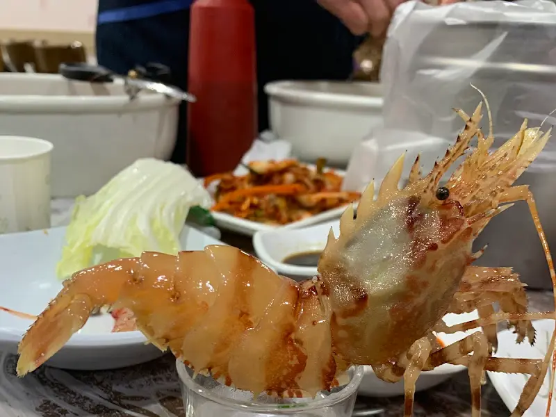 테이블 위에 놓인 꽃새우