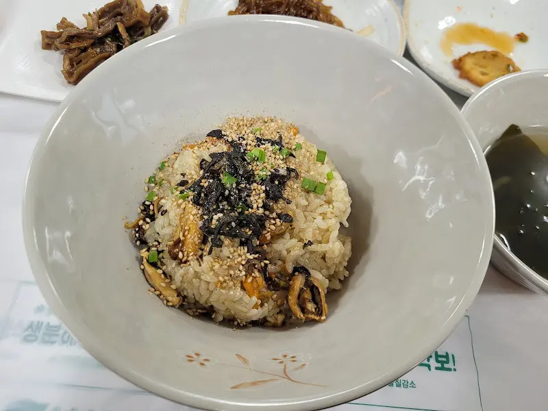 홍합밥과 반찬들