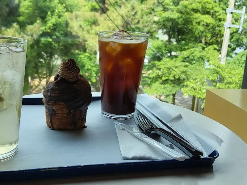 아이스 아메리카노와 빵