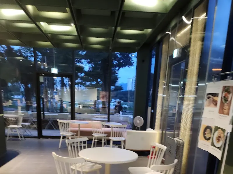 통유리창 너머 보이는 금호강