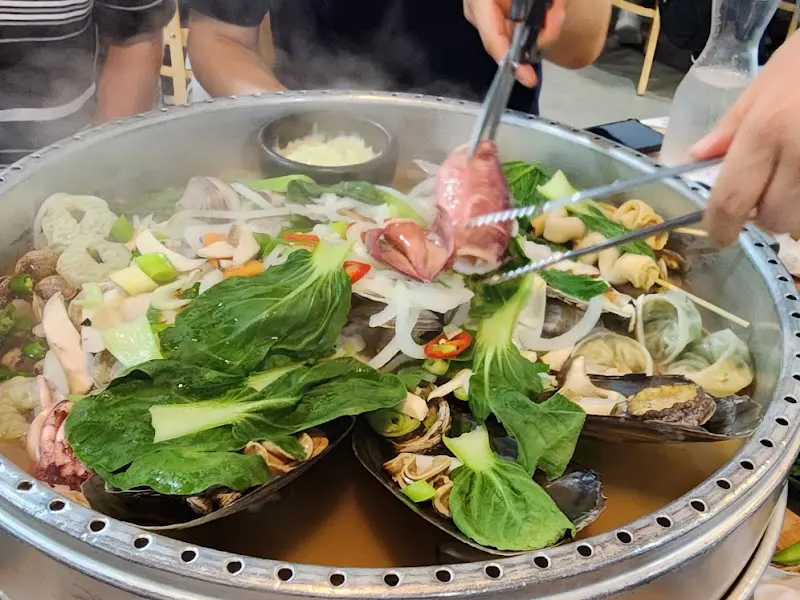 키조개 관자를 손질하는 모습