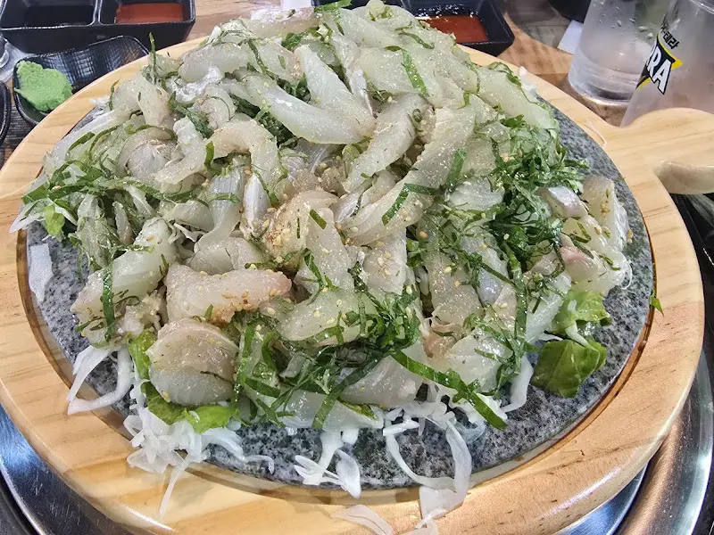 신선한 막회 한 접시