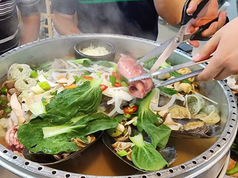 조개찜 손질 모습