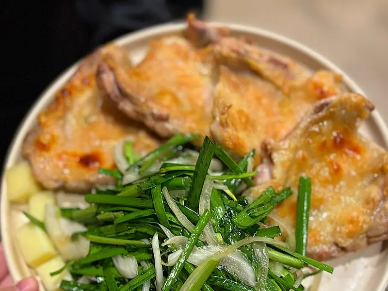 닭갈비와 샐러드가 함께 담겨 있는 접시