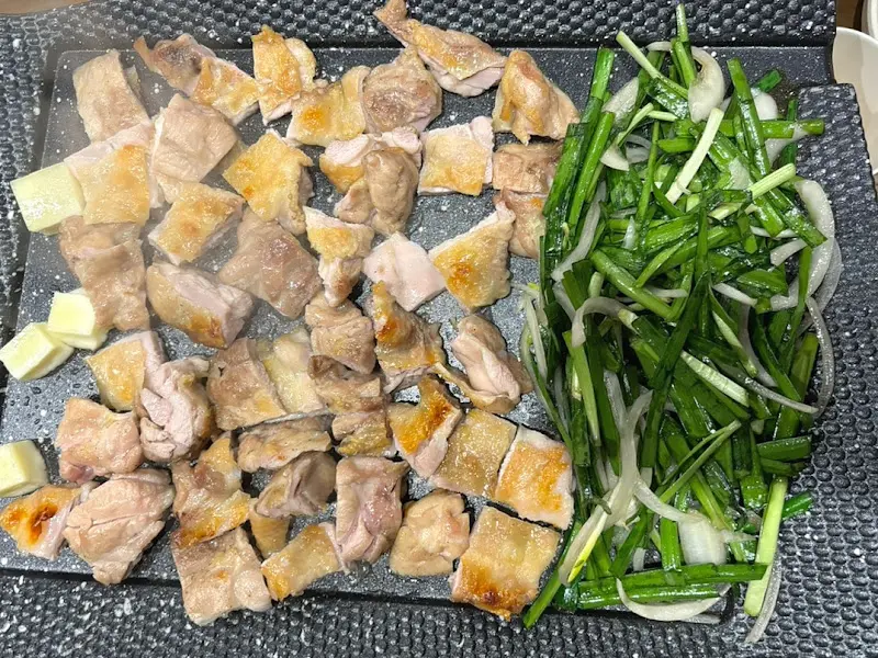 불판 위에 구워진 닭갈비와 야채