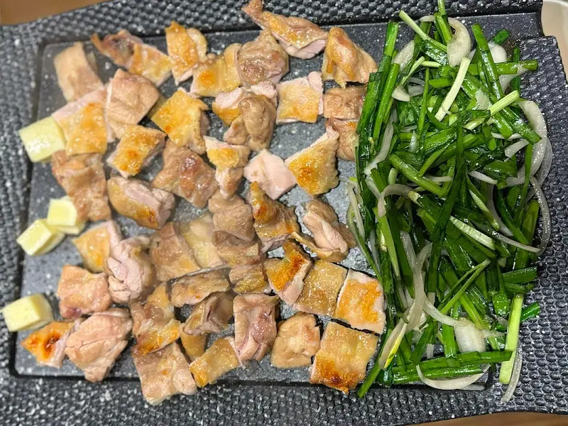 불판 위에 올려진 닭갈비 조각들