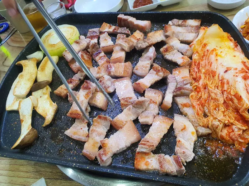 잘 구워진 삼겹살과 김치