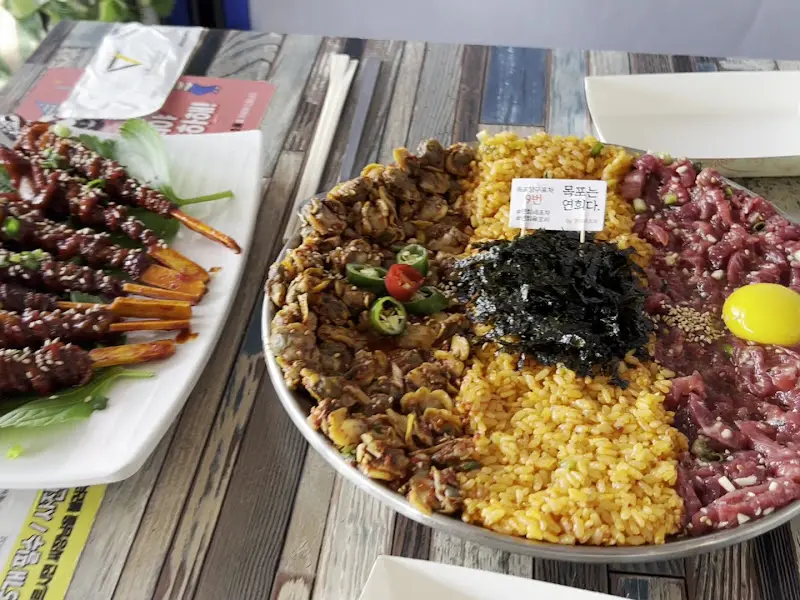 연희네 포차의 대표 메뉴, 육회탕탕이와 낙지호롱구이