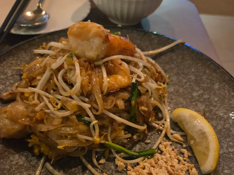 탱글탱글한 새우가 올려진 팟타이꿍