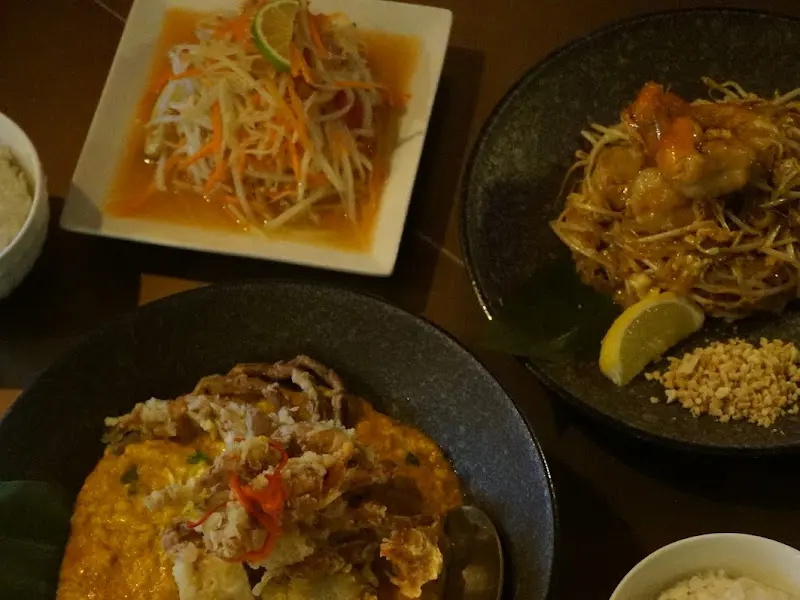 쏨땀, 팟타이꿍, 뿌님 팟 퐁가리 한 상 차림