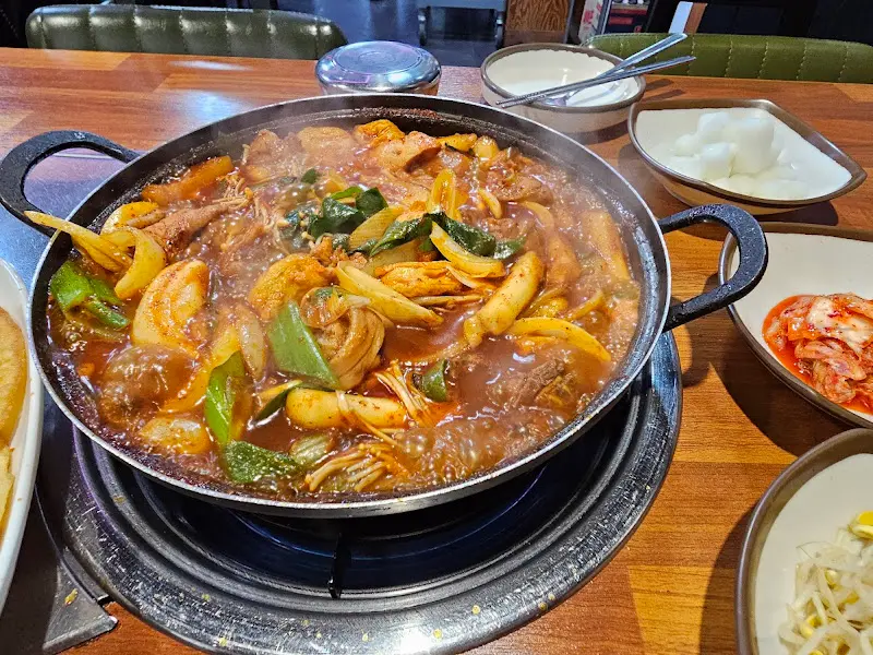 닭도리탕이 테이블 위에서 보글보글 끓고 있는 모습