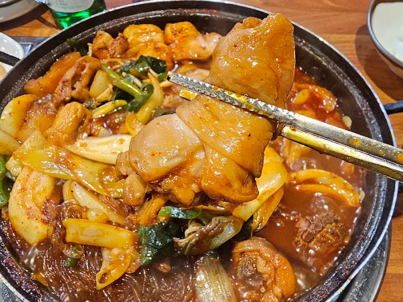 젓가락으로 닭고기를 집어 올리는 모습