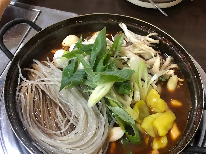 닭도리탕 국물에 푹 적신 납작만두